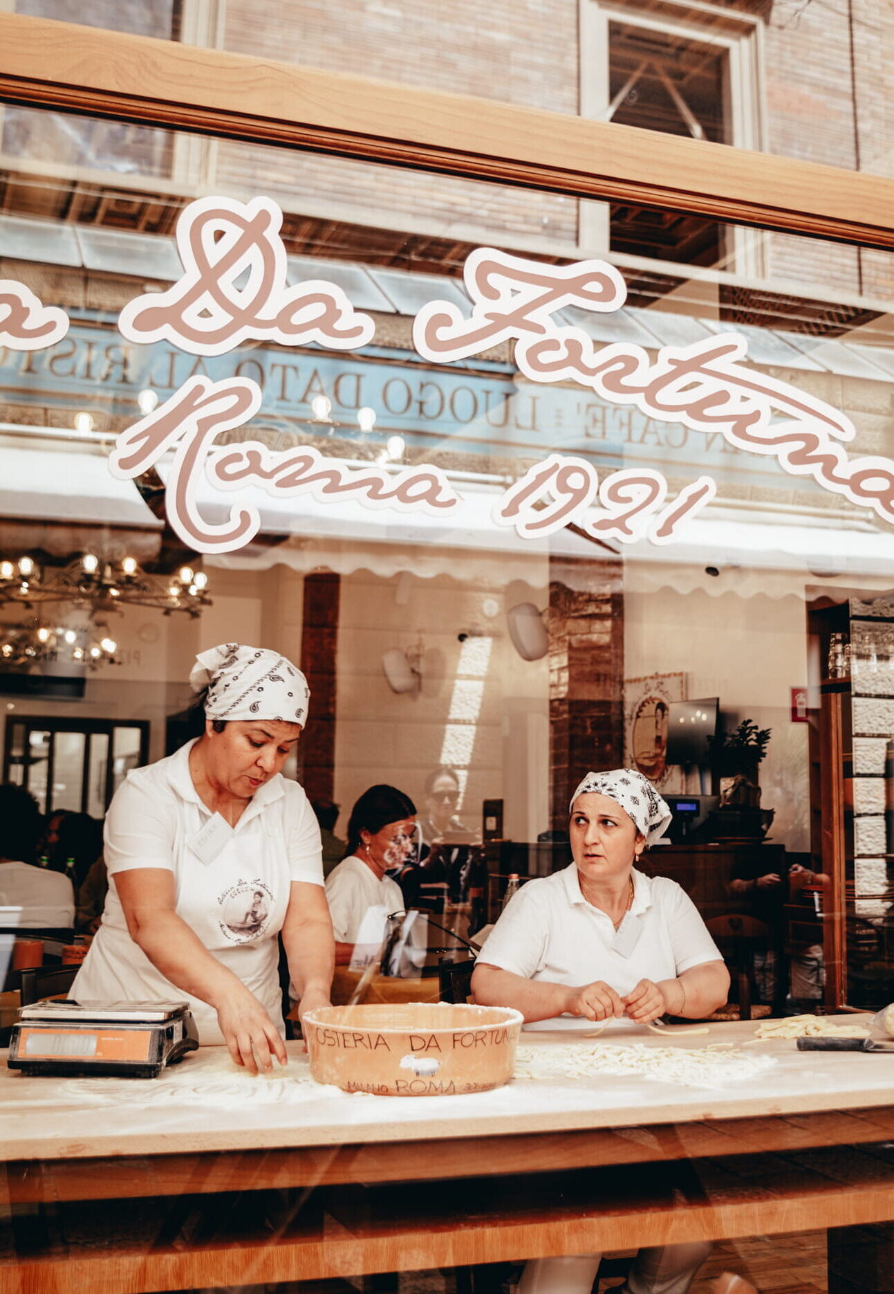 Dónde comer en Roma: los mejores sitios 4 Tonnarelli con cacio e pepe en la Osteria Da Fortunata, Roma