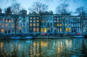Casas y jardines a orillas de los canales de Ámsterdam