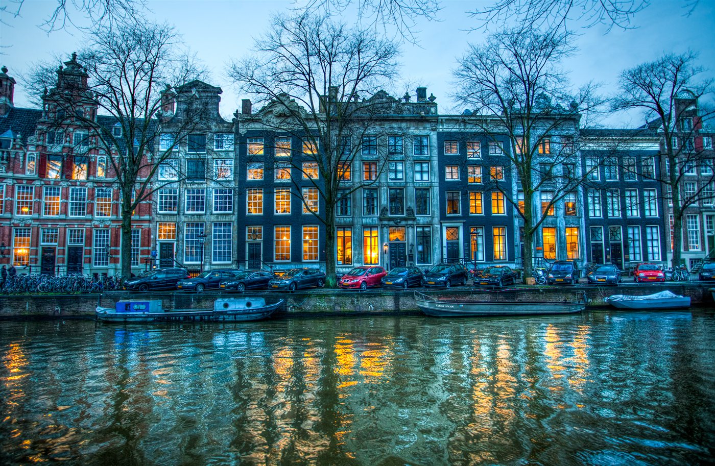 El Herengracht de Ámsterdam a la hora azul, con sus casas del siglo XVII iluminadas.