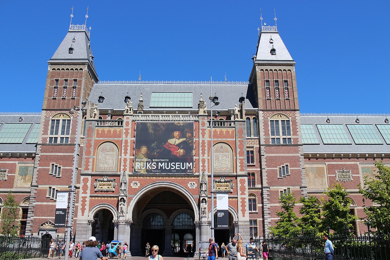 La fachada sur del Rijksmuseum, con su jardín y los arcos neogóticos.
