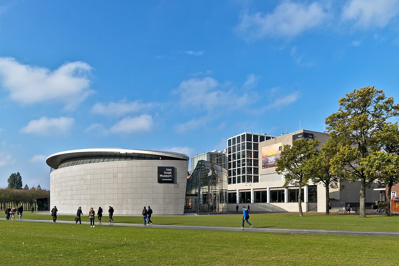 El edificio del Museo Van Gogh, de Kisho Kurokawa, junto al Rijksmuseum.