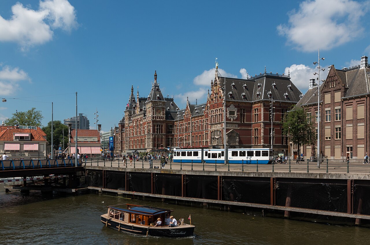 La Estación Central de Ámsterdam, punto de llegada del tren de Schiphol y puerta del centro.