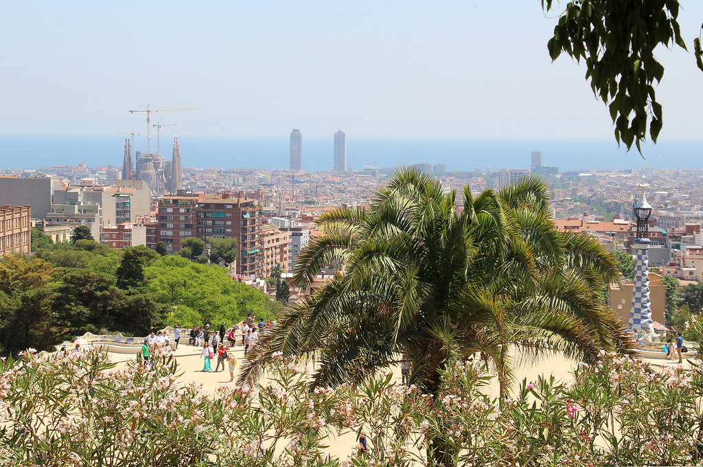 El Park Güell de Gaudí, con el mosaico del banco sinuoso y las vistas de Barcelona.