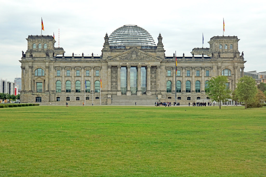 El Reichstag con su cúpula de cristal y la bandera alemana.