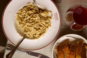 Pasta fresca con cacio e pepe, plato imprescindible en Roma