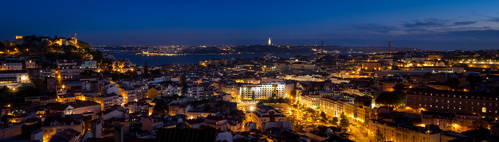 Panorámica de Lisboa desde el Miradouro da Senhora do Monte con el Tajo al fondo.