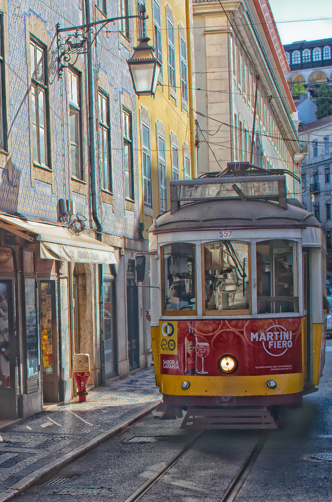 El tranvía 28 de Lisboa subiendo por las cuestas de Alfama.