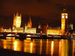 Big Ben y el palacio de Westminster frente al río Támesis
