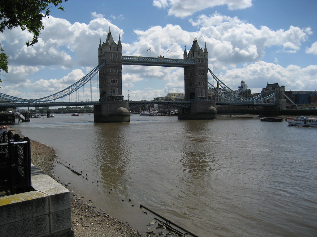 El Tower Bridge con el skyline de la City al fondo.