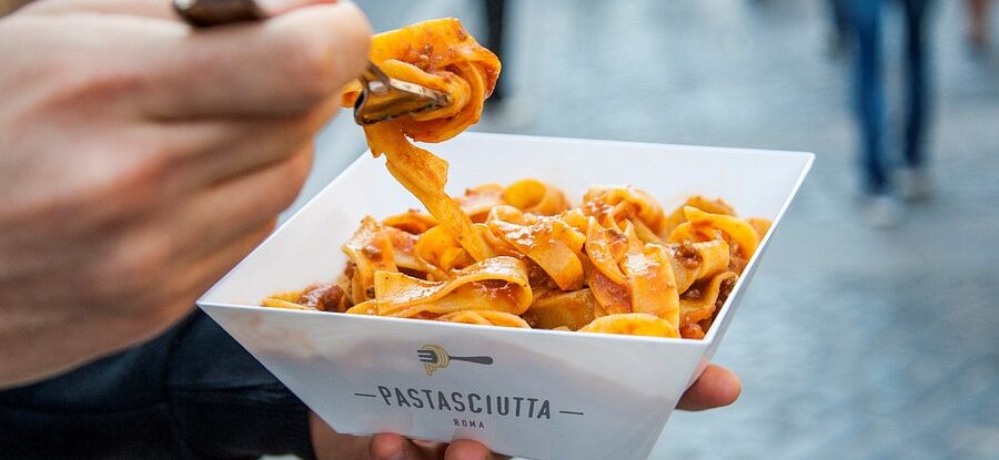 Dónde comer en Roma: los mejores sitios 2 Pappardelle con ragú de pasta fresca para llevar en Roma