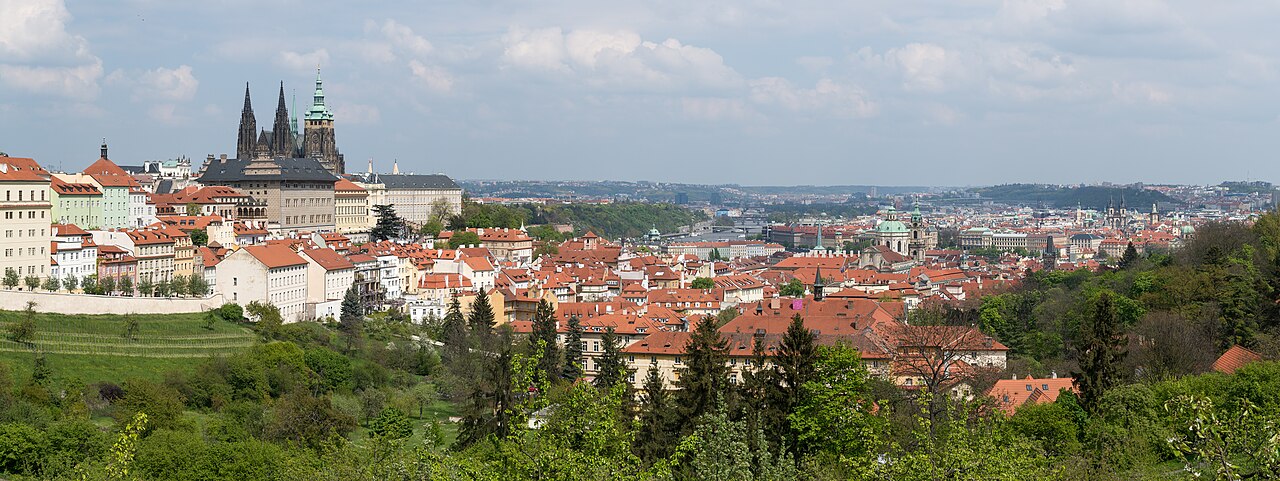 Panorámica de Praga desde la colina de Petřín, con el Vltava serpenteando entre los tejados.