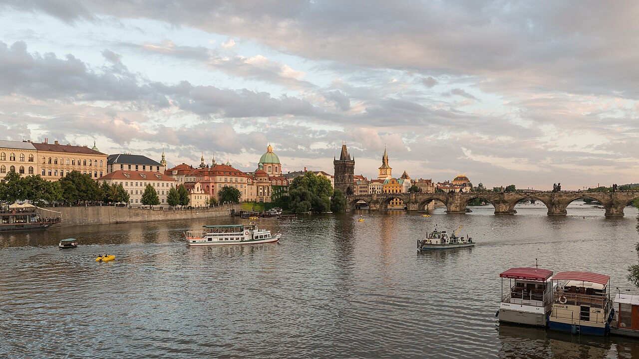 El Puente de Carlos visto desde Mánův most, con el castillo al fondo.