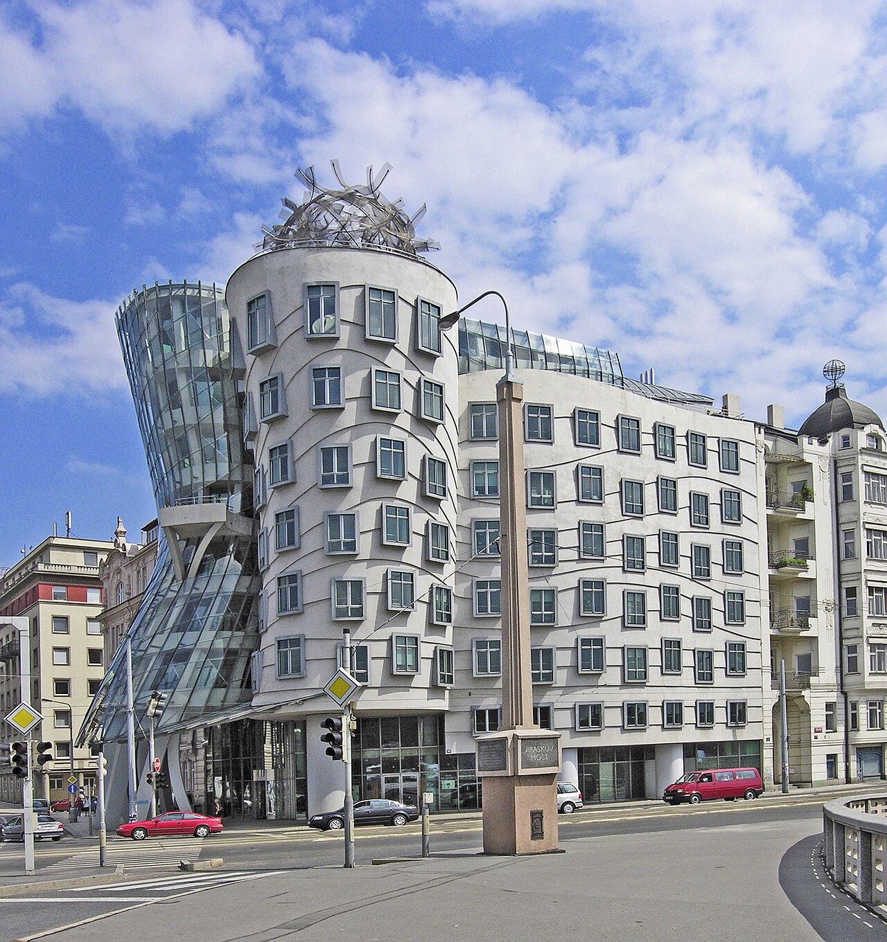 La Casa Danzante de Praga, de Frank Gehry, junto al Vltava.